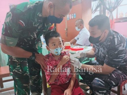  Tenaga administrasi dari Lanal Babel dan Dinas kesehatan Kabupaten Bangka saat melakukan suntik vaksinasi ke anak (Dok Foto Lanal Bangka)