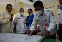 encanangan pembangunan Zona Integritas (ZI) menuju Wilayah Bebas dari Korupsi (WBK) dan Wilayah Birokrasi Bersih dan Melayani (WBBM) di Ruang Aula Dinas Sosial Kab Bojonegoro,  Jumat (21/1/2022)  (Dok Foto KMF)