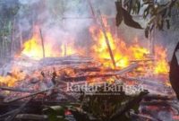 Kobaran Api yang melahap rumah warga (Dok Foto AE Nasution/RadarBangsa.co.id)