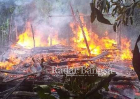 Kobaran Api yang melahap rumah warga (Dok Foto AE Nasution/RadarBangsa.co.id)