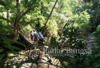 Anak-anak Sekolah saat  melewati jembatan gantung Cikondang menuju sekolah Datarmuncang di desa Malati Kecamatan Naringgul (Dok Foto AE Nasution/RadarBangsa.co.id)