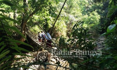 Anak-anak Sekolah saat  melewati jembatan gantung Cikondang menuju sekolah Datarmuncang di desa Malati Kecamatan Naringgul (Dok Foto AE Nasution/RadarBangsa.co.id)