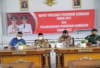 Bupati Cianjur H. Herman Suherman bersama Kapolres Cianjur AKBP Doni Hermawan, Dandim 0608 Cianjur Letkol Arm Haryanto dan Kepala Kejari Cianjur Ricky Tommy Hasiholan sebagai Tim Koordinasi Bantuan Sembako saat memimpin rapat Evaluasi Program Sembako Tahun 2021 dan Pelaksanaan Program Sembako Tahun 2022 (IST)