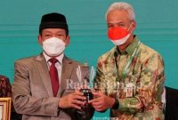 (Kiri)  Gubernur Jawa Tengah Ganjar Pranowo menerima penghargaan dari Badan Amil Zakat Nasional (Baznas) Republik Indonesia (IST)