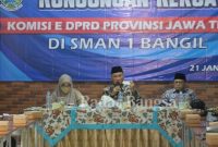 Ketua Komisi E DPRD Jatim, Hikmah Bafaqih, dan  Wakil Ketua Komisi E DPRD Jatim, Artono serta Anggota komisi E lainnya  bersama (Tengah)  Kadis Pendidikan, Wahid Wahyudi saat berkunjung ke SMAN 1 Taruna Bangil Pasuruan (Dok Foto KMF)