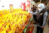 Gubernur Khofifah saat melakukan sidak minyak goreng di Kota Malang, Juma'at (21/1/2022) (Dok Foto KMF)