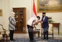Gubernur Jawa Timur, Khofifah Indar Parawansa, mengantarkan, pembalap muda asal Magetan, Mario Suryo Aji, meminta restu kepada Wakil Presiden (Wapres) KH Ma’ruf Amin (Dok Foto KMF)
