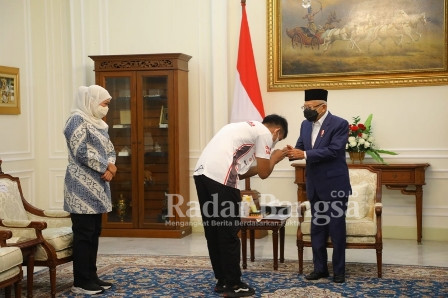 Gubernur Jawa Timur, Khofifah Indar Parawansa, mengantarkan, pembalap muda asal Magetan, Mario Suryo Aji, meminta restu kepada Wakil Presiden (Wapres) KH Ma’ruf Amin (Dok Foto KMF)