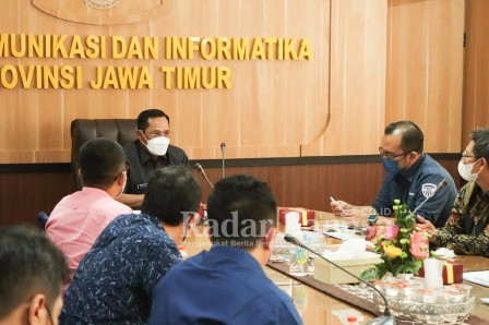 Kadis Kominfo Jatim, Dr Hudiyono MSi, saat rapat rencana Implementasi Perpustakaan Digital Desa dan area berpotensi, Senin (24/1/2022). (Dok Foto KMF)