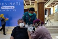 Ketua DPRD Jatim Kusnadi saat mengikuti vaksinasi booster Covid-19 ketiga di Loby DPRD, Senin (24/1/2022). (Dok Foto KMF)