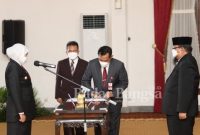 Gubernur Jawa Timur, Khofifah Indar Parawansa melantik dan mengambil sumpah jabatan Komisioner Komisi Penyiaran Informasi Daerah (KPID) Provinsi Jatim Periode 2021-2024 di Gedung Negara Grahadi Surabaya, Selasa (25/1/2022) (IST)