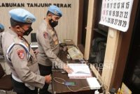 Kabid Propam Polda Jatim Kombes Pol Taufik Herdiansyah Zeinardi melakukan pengecekan kedisiplinan dan kesiapsiagaan secara mendadak di beberapa Polsek, Kamis (27/1/2022) malam (IST)