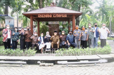 Safari Literasi dan Penyerahan Gazebo Kolaborasi Budaya dan Teknologi di Dinas Perpustakaan dan Kearsipan Prov Jawa Timur, Jl. Menur Pumpungan No. 32 Sukolilo Surabaya (IST)