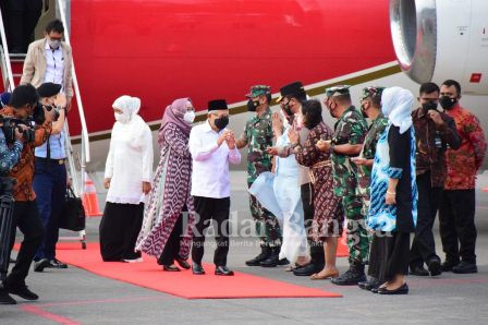 Rombongan Kunker Wapres ke Bangkaln di sambut Gubernur Jatim Khofifah Indar Parawansa, Pangdam V/Brawijaya Mayjen TNI Nurchahyanto, Kapolda Jawa Timur Irjen Pol Nico Afinta dan Kabinda Jatim Marsma TNI Rudy Iskandar, Kamis (13/1/2022) (IST)