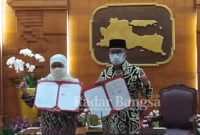 Gubernur Jatim, Khofifah Indar Parawansa dan Gubernur Jabar, Ridwan Kamil usai penandatanganan Memorandum of Understanding (MoU) di Gedung Negara Grahadi Surabaya, Kamis (20/1/2022) (Dok Foto KMF)