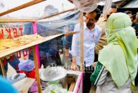 Presiden Joko Widodo saat kunjungi dan menyerahkan bantuan tunai bagi para pedagang di Pasar Baru Tanjung Enim (IST)