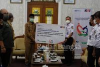  Bupati HM Al Khadziq secara simbolis menerima bantuan untuk penghijauan 'Sabuk Gunung Temanggung' tahun 2022, dari PT Kereta Api Indonesia (KAI), di Ruang Gajah, Pendopo Jenar, Senin (31/1/2022). (IST)