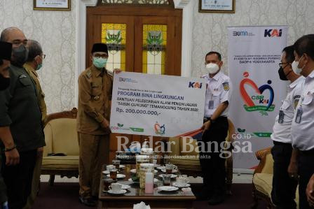  Bupati HM Al Khadziq secara simbolis menerima bantuan untuk penghijauan 'Sabuk Gunung Temanggung' tahun 2022, dari PT Kereta Api Indonesia (KAI), di Ruang Gajah, Pendopo Jenar, Senin (31/1/2022). (IST)