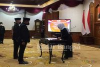Gubernur Jawa Timur Khofifah Indar Parawansa saat Melantik dan Mengambil Sumpah Wahid Wahyudi sebagai Pj Sekdaprov Jatim (IST)