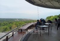 Tebing Café di Bukit Kendil, Dusun Semerek, Desa Sendangagung, Kecamatan Paciran, Kabupaten Lamongan