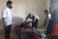 (Kanan) Kanit Reskrim Polsek Tikung Ipda Sono berserta petugas dari Puskesmas setempat melakukan visum korban. (Ist)