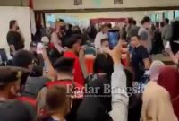 Saat petugas polisi mengamankan terduga pelaku investasi bodong (IST)