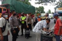 Kapolsek Kompol Fandil dan Kanit Reskrim Ipda M. Sokib bersama Kasat Lantas Polres Lamongan AKP Aristianto Budi Sutrisno, saat identifikasi korban meninggal diperlintasan kereta api (IST)