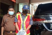 Mata Melotot tangan di borgol, Rudjito Mantan Kepala Dinas Tanaman Pangan Holtikultura dan Perkebunan (DTPHP) Kabupaten Lamongan  (IST)