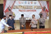 Kapolres AKBP Miko Indrayana dan jajaran Polres Lamongan bersama Andrianto dan menantunya Satria Galih Wismawan di Mapolsek Babat (IST)