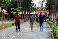 Plt. Kalapas Lamongan Mahrus bersama Giatja Dwi Achmad Sarifudin Kasi Binadik, Kasubsie Perawatan Eka Suprastiya, dan staf Bimker Andik Iswahyudi berbenah keliling Lapas (IST)