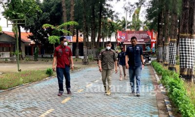 Plt. Kalapas Lamongan Mahrus bersama Giatja Dwi Achmad Sarifudin Kasi Binadik, Kasubsie Perawatan Eka Suprastiya, dan staf Bimker Andik Iswahyudi berbenah keliling Lapas (IST)