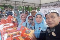 (Pakai blangkon/baju hitam ) Kepala Dinas Perindustrian dan Perdagangan (Disperindag) Kabupaten Lamongan, Muhammad Zamroni (Net)
