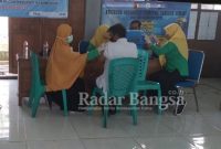 Pemerintah Desa Paji dibantu tim Puskesmas Pucuk saat melakukan vaksinasi tahap 3 di kantor balai desa Paji, Rabu (19/01) (Dok Foto Edi S/RadarBangsa.co.id)