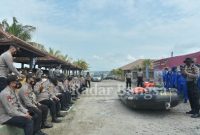 Kapolres Lamongan AKBP Miko Indrayana saat menggelar Peningkatan Kemampuan pada anggotanya di perairan terbuka, Sabtu (22/01) (IST)