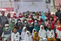 Pihak Dealer Honda Eka Karunia Motor Lamongan bersama anak yatim piatu saat acara Tasyakuran dan do'a bersama anak yatim piatu. (Dok Foto:Istimewa/RadarBangsa.co.id)