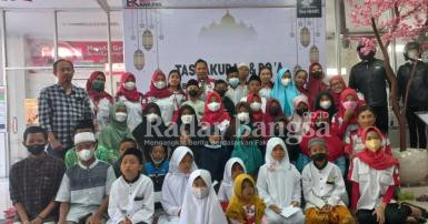 Pihak Dealer Honda Eka Karunia Motor Lamongan bersama anak yatim piatu saat acara Tasyakuran dan do'a bersama anak yatim piatu. (Dok Foto:Istimewa/RadarBangsa.co.id)