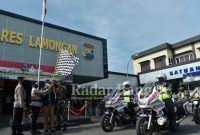Bupati Lamongan Yuhronur Efendi didampingi Kapolres Lamongan AKBP Miko Indrayana dan Dandim 0812 Lamongan Letkol Kav Endhi Siswanto Yusuf saat memberangkatkan tim Pamor Keris di halaman Mapolres Lamongan, Senin (24/01) (IST)