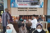 Wsrga Bandungsari saat mengikuti vaksinasi tahap 3 jenis boster di kantor balai desa, Senin (24/01) (Dok Foto Edi S/RadarBangsa.co.id)