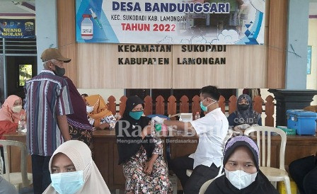 Wsrga Bandungsari saat mengikuti vaksinasi tahap 3 jenis boster di kantor balai desa, Senin (24/01) (Dok Foto Edi S/RadarBangsa.co.id)