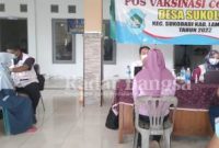 Warga Desa Sukolilo saat ikut Vaksin tahap tiga di kantor Desa (Dok Foto Edi S/RadarBangsa.co.id)