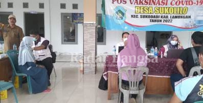 Warga Desa Sukolilo saat ikut Vaksin tahap tiga di kantor Desa (Dok Foto Edi S/RadarBangsa.co.id)