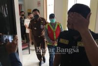 Petugas Kejaksaan Negeri Lamongan saat menyerahkan tersangka kontraktor Muhammad Zainuri ke Lapas Lamongan, Rabu (26/01) (IST)