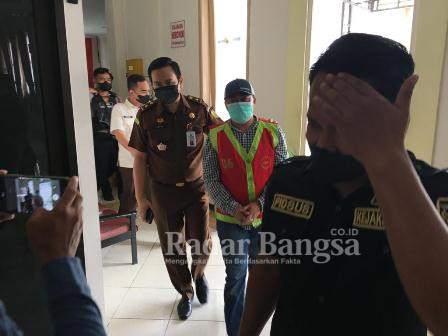 Petugas Kejaksaan Negeri Lamongan saat menyerahkan tersangka kontraktor Muhammad Zainuri ke Lapas Lamongan, Rabu (26/01) (IST)