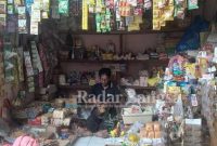 Salah satu pedagang di pasar tradisional Sumlaran yang sepi pembeli, stok minyak goreng di tokonya kosong (IST)