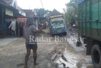 Kondisi jalan poros Sukodadi sebelah Unisda Lamongan yang rusak parah (IST)