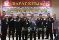 Pengprov dan Pengcab PRSI bersama Kadispora Jatim melakukan foto bersama. (IST)