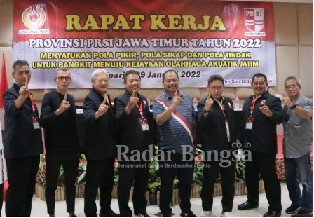 Pengprov dan Pengcab PRSI bersama Kadispora Jatim melakukan foto bersama. (IST)