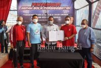Penandatanganan kerjasama, Pemimpin Cabang Bank Jatim cabang Lamongan, Sigit Tri Atmoko, bersama Direktur RSUD Dr. Soegiri Lamongan, dr. Moh. Chaidir Anas M. dan Direktur BUMDes Sumber Makmur Moh. Khoirul Fatih. Berlangsung disela pertandingan sepak bola persahabatan antara Pemkab Lamongan dan Bank Jatim, Sabtu 29 Januari 2022. (IST)