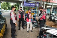 Kasat Samapta Polres Lamongan bersama dengan 1 Unit Patko Satsamapta Patroli Dialogis. (Dok Foto: Istimewa/RadarBangsa.co.id)