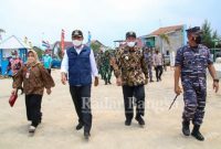 Komandan Lantamal V, Laksamana Pertama TNI Yoos Suryono Hadi saat penutupan karya bakti TNI AL 2021 program Rutilahu di Desa Labuhan Kecamatan Brondong Lamongan. (Dok Foto: Istimewa /RadarBangsa.co.id)